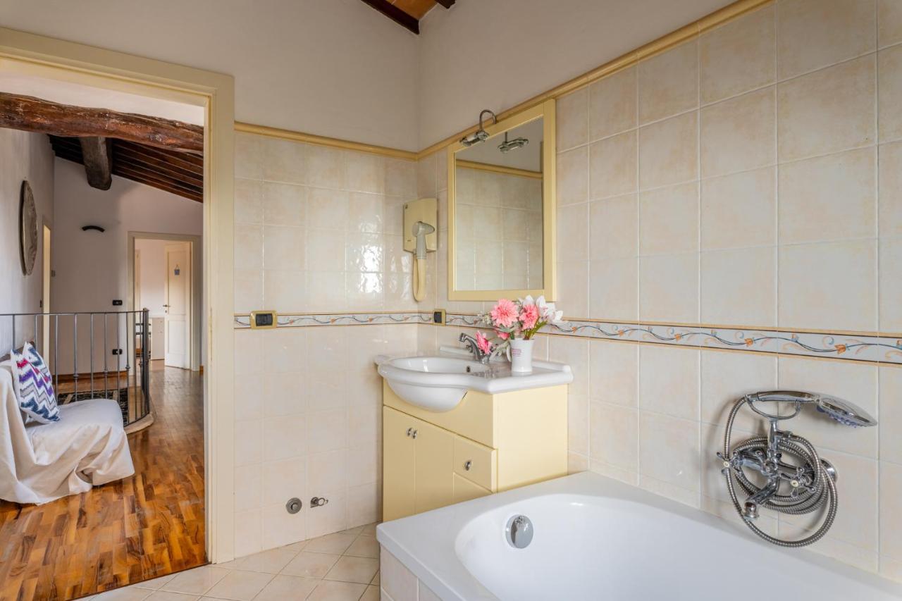 Casa Vecchia Rooms And Parking Gambassi Terme Eksteriør bilde